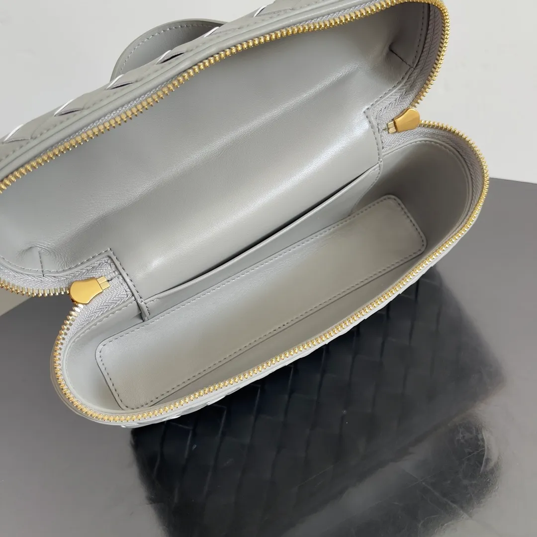 Batch 1360 Bottega Veneta 24 spring and summer woven zipper crossbody bag. A crossbody bag that can be used as a cosmetic bag. The exquisite weaving and compact body are an indispensable accessory for the upcoming summer. The double zipper also better protects the bag. It has a large capacity. If you like it, don’t miss it. Style number: 789109 Size: 22*12.5*5cm